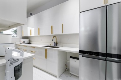 Luxurious, custom-built contemporary home built by Melinda - photo 16