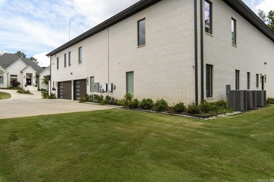 Luxurious, custom-built contemporary home built by Melinda - photo 44