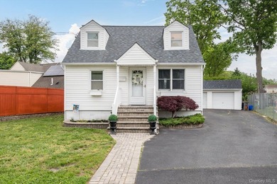 Welcome to this charming, well maintained Cape Cod style house - photo 1