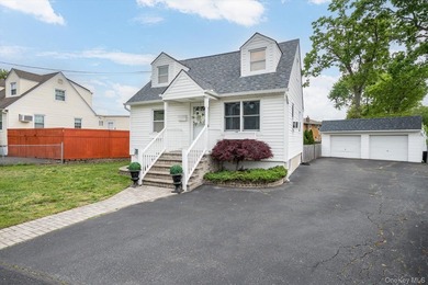Welcome to this charming, well maintained Cape Cod style house - photo 2