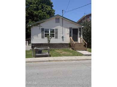 Charming, inviting, and full of potential! This 3-bedroom - photo 2