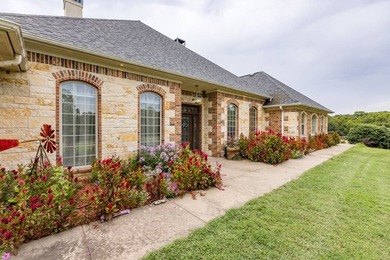 Nestled away from the hustle and bustle, this property offers - photo 4