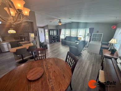 Beautiful Palm Harbor home 2 bedroom with 2 baths in a large - photo 7