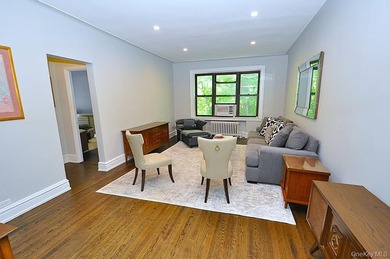 Welcome to this spacious and beautifully maintained one-bedroom - photo 1