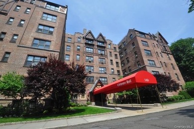 Welcome to this spacious and beautifully maintained one-bedroom - photo 2