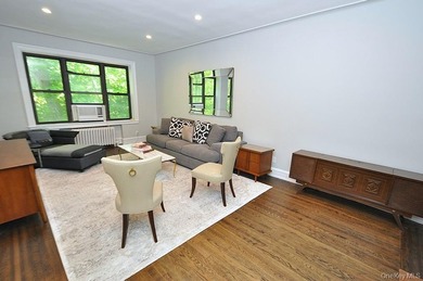 Welcome to this spacious and beautifully maintained one-bedroom - photo 3