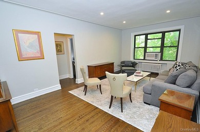 Welcome to this spacious and beautifully maintained one-bedroom - photo 6