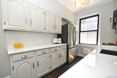 Welcome to this spacious and beautifully maintained one-bedroom - photo 9