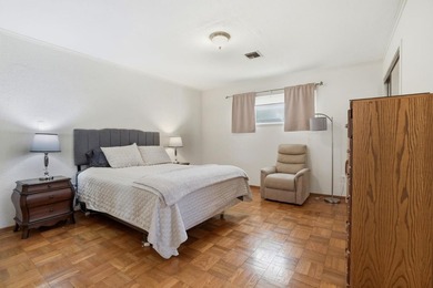 Welcome to this charming 4-bedroom, 2-bathroom with a bonus - photo 26