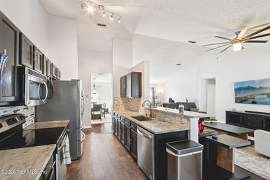 LOCATION LOCATION LOCATION. Located close to beaches, downtown - photo 16