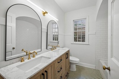Welcome to this Beautifully Renovated 1930s White Brick Bungalow - photo 25