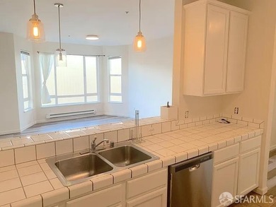 Gorgeous Top floor 2 bedrooms/2 baths, and a great open floor - photo 5