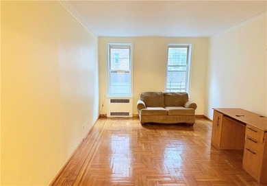 Huge 900 sq.ft. 1-Bedroom co-op in the heart of Midwood! This - photo 4