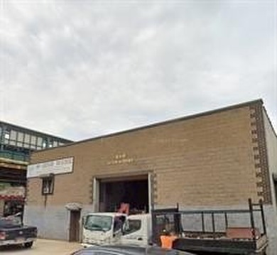 WONDERFUL WAREHOUSE WITH MEZZANINE OFFICE IN EXCELLENT CONDITION - photo 2