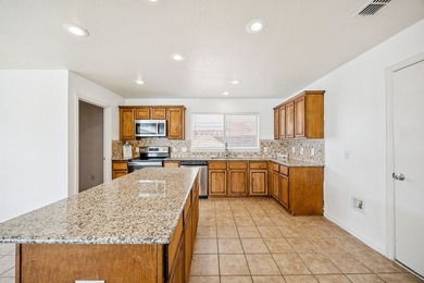 NEW ROOF, NEW CARPET, NEW PAINT. Looking for extra space and a - photo 7