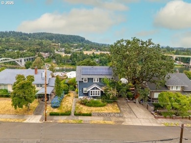 Perched above the Willamette River, this timeless Craftsman - photo 2
