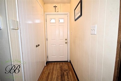 Welcome to this spacious and versatile brick 3-bedroom duplex - photo 5
