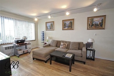 Welcome to this spacious and versatile brick 3-bedroom duplex - photo 6