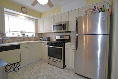 Welcome to this spacious and versatile brick 3-bedroom duplex - photo 10
