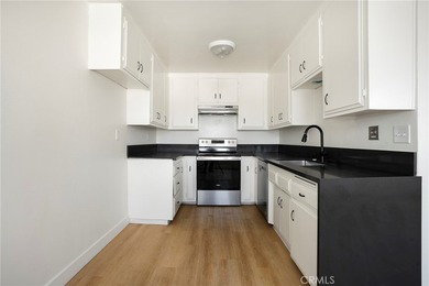 Experience Long Beach living in this sun-drenched, top-floor - photo 1
