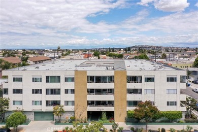 Experience Long Beach living in this sun-drenched, top-floor - photo 2
