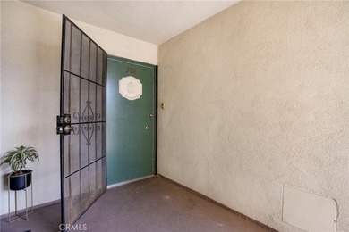 Experience Long Beach living in this sun-drenched, top-floor - photo 5