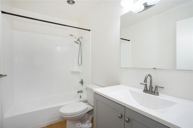 Experience Long Beach living in this sun-drenched, top-floor - photo 8