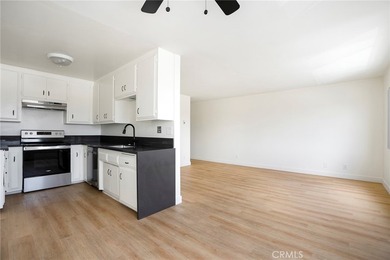 Experience Long Beach living in this sun-drenched, top-floor - photo 9