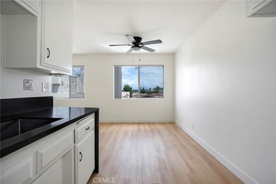 Experience Long Beach living in this sun-drenched, top-floor - photo 10