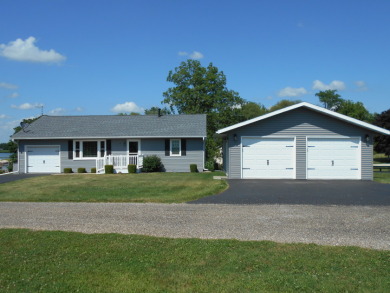 Lakefront property - Lake Home For Sale in Avon, Illinois