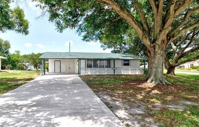 Welcome home to *Four Oaks*! This cute 2 bedroom/1 bathroom home - photo 3