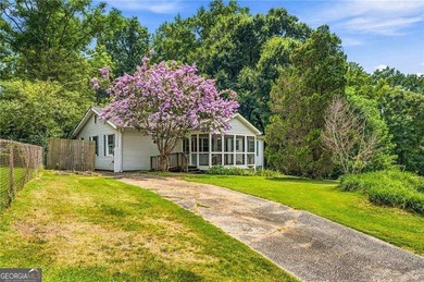Nestled in a quiet small neighborhood, this timeless 1960 - photo 2