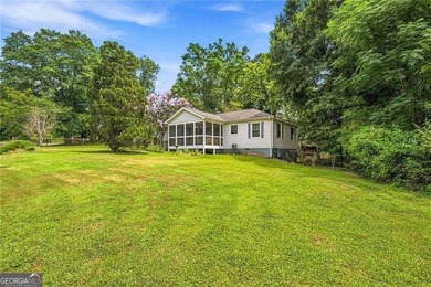 Nestled in a quiet small neighborhood, this timeless 1960 - photo 3