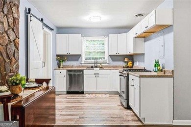 Nestled in a quiet small neighborhood, this timeless 1960 - photo 9