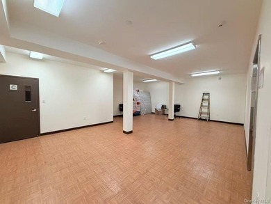 Ground-floor commercial condominium with additional cellar space - photo 3