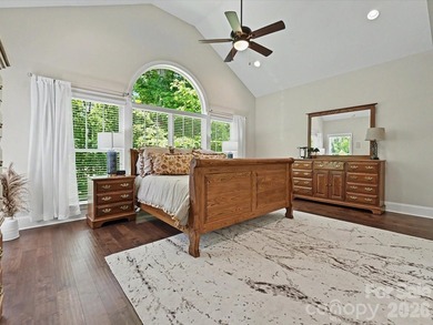 Elegant 4-bedroom home in Springfield on a private, wooded lot - photo 13