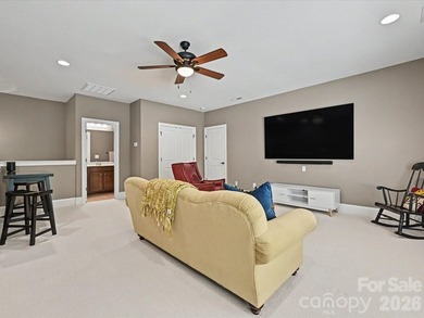 Elegant 4-bedroom home in Springfield on a private, wooded lot - photo 25