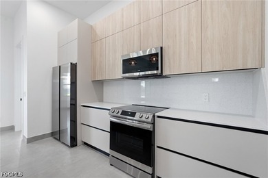 Luxury waterfront living has never been more attainable! - photo 15