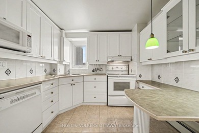 Welcome to this spacious and well-maintained 2-bedroom end-unit - photo 13