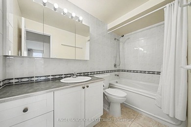 Welcome to this spacious and well-maintained 2-bedroom end-unit - photo 21