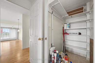 Welcome to this spacious and well-maintained 2-bedroom end-unit - photo 26