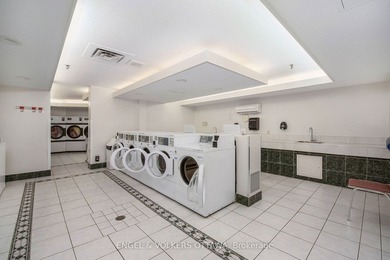 Welcome to this spacious and well-maintained 2-bedroom end-unit - photo 38