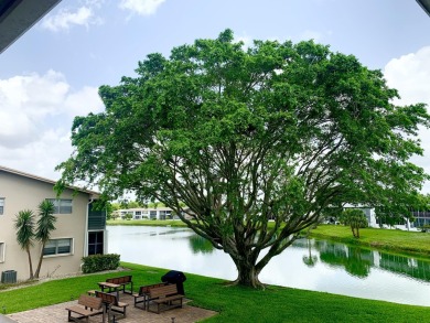 Lake Condo For Sale in West Palm Beach, Florida