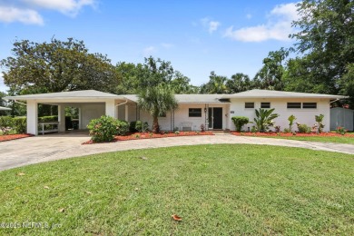 Lake Home ActiveUnderContr in Jacksonville, Florida
