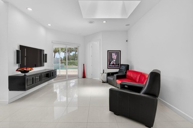 A wonderful, very clean house, very high living room ceiling and - photo 22