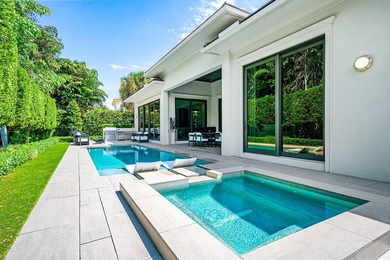 A single-story masterpiece unfolds in the prestigious Royal Palm - photo 26