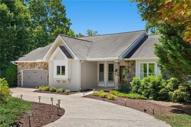Updated 4BD/3.5BA, 2,928 sqft golf-front cottage in The Orchard - photo 1