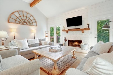 Updated 4BD/3.5BA, 2,928 sqft golf-front cottage in The Orchard - photo 10