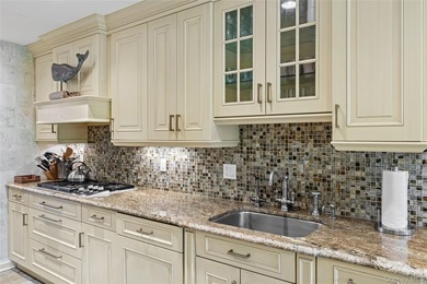 Traditionally elegant brick, 4 bedroom, 3.5 bath center hall - photo 14