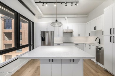Modern Pool-Facing Loft in the Iconic 3rd Avenue Lofts - Old